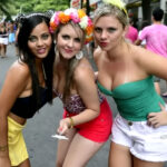 Jovens curtem o Carnaval 2026 em Araruama