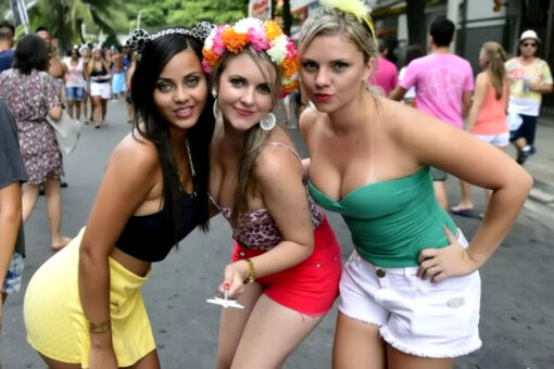 Jovens curtem o Carnaval 2026 em Araruama